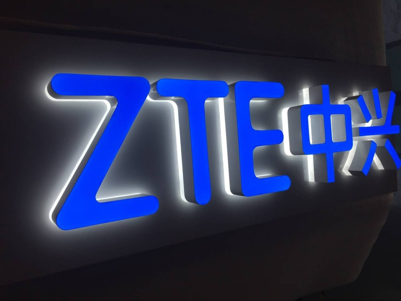 開手機專賣店怎么選發(fā)光字？